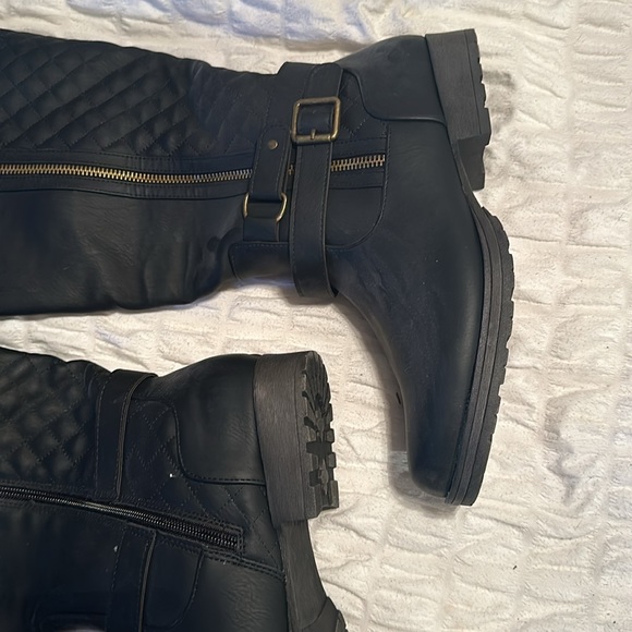 Boots size 10 - Picture 2 of 6